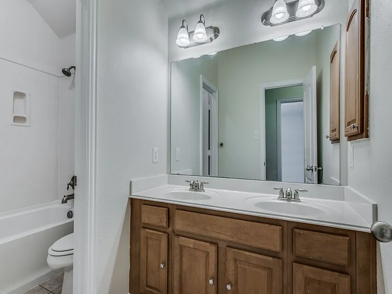1901 Templegate Dr — Photo 18