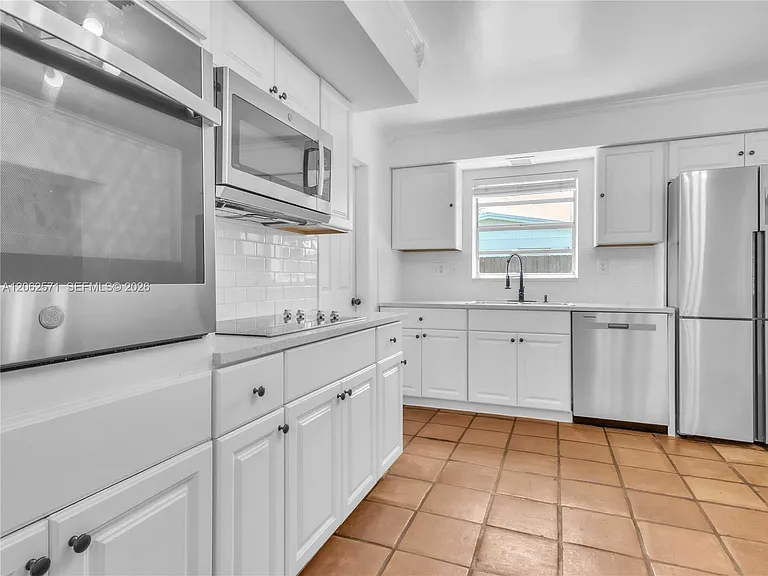 10015 SW 85th Ter — Photo 3