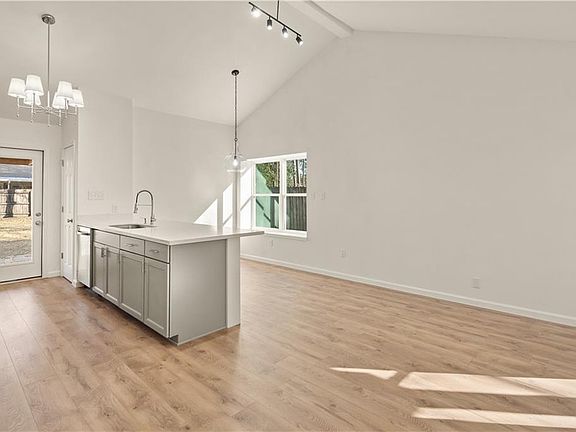 4th image of 871 Forest Loop