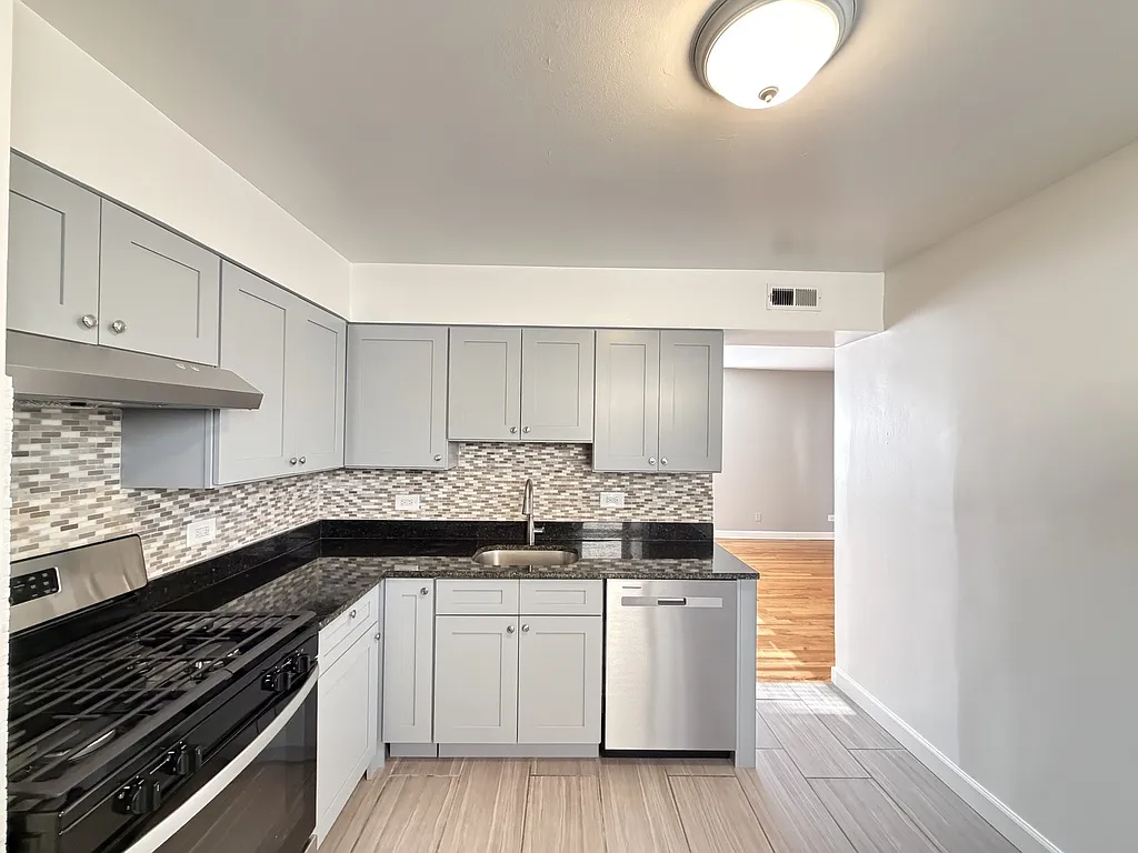 Awesome 2 Bed, 1 Bath at Mulford + Niles (Skokie) — Photo 4