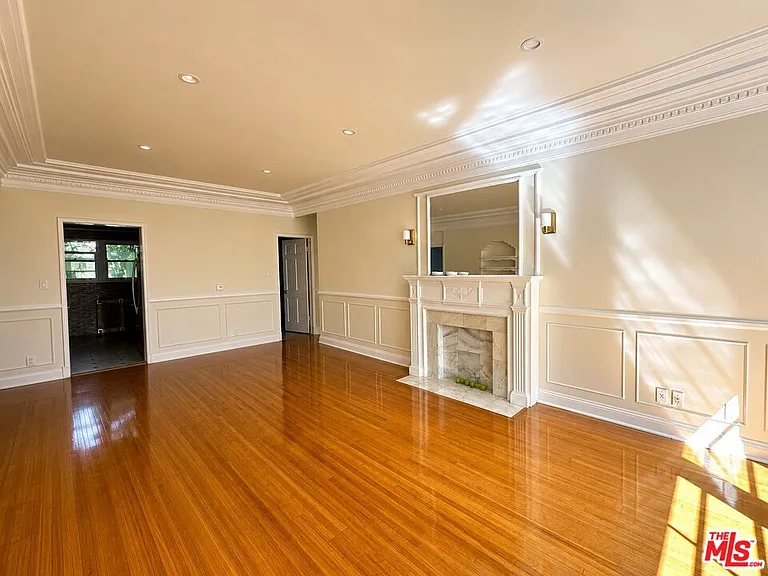 9945 Robbins Dr #102 — Photo 4