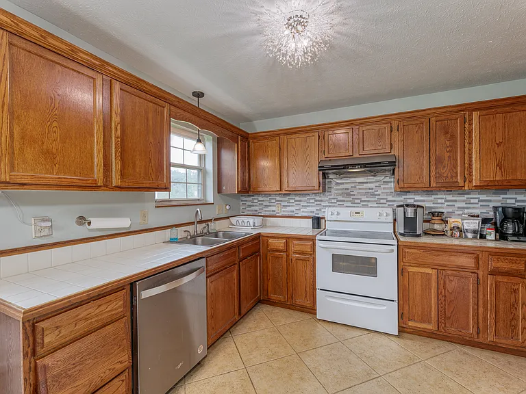 7555 Crickwood Ln — Photo 10