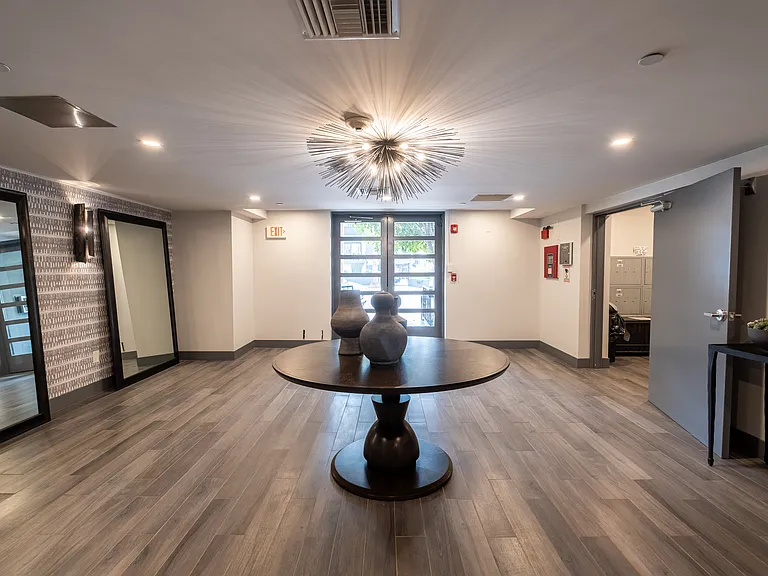 147 S Doheny Dr #303 — Photo 2