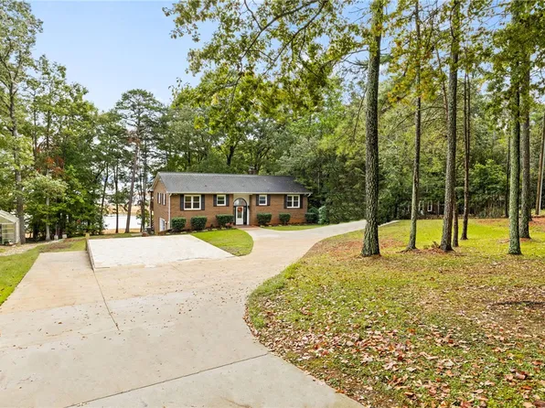 211 Circle Dr, Townville, SC 29689