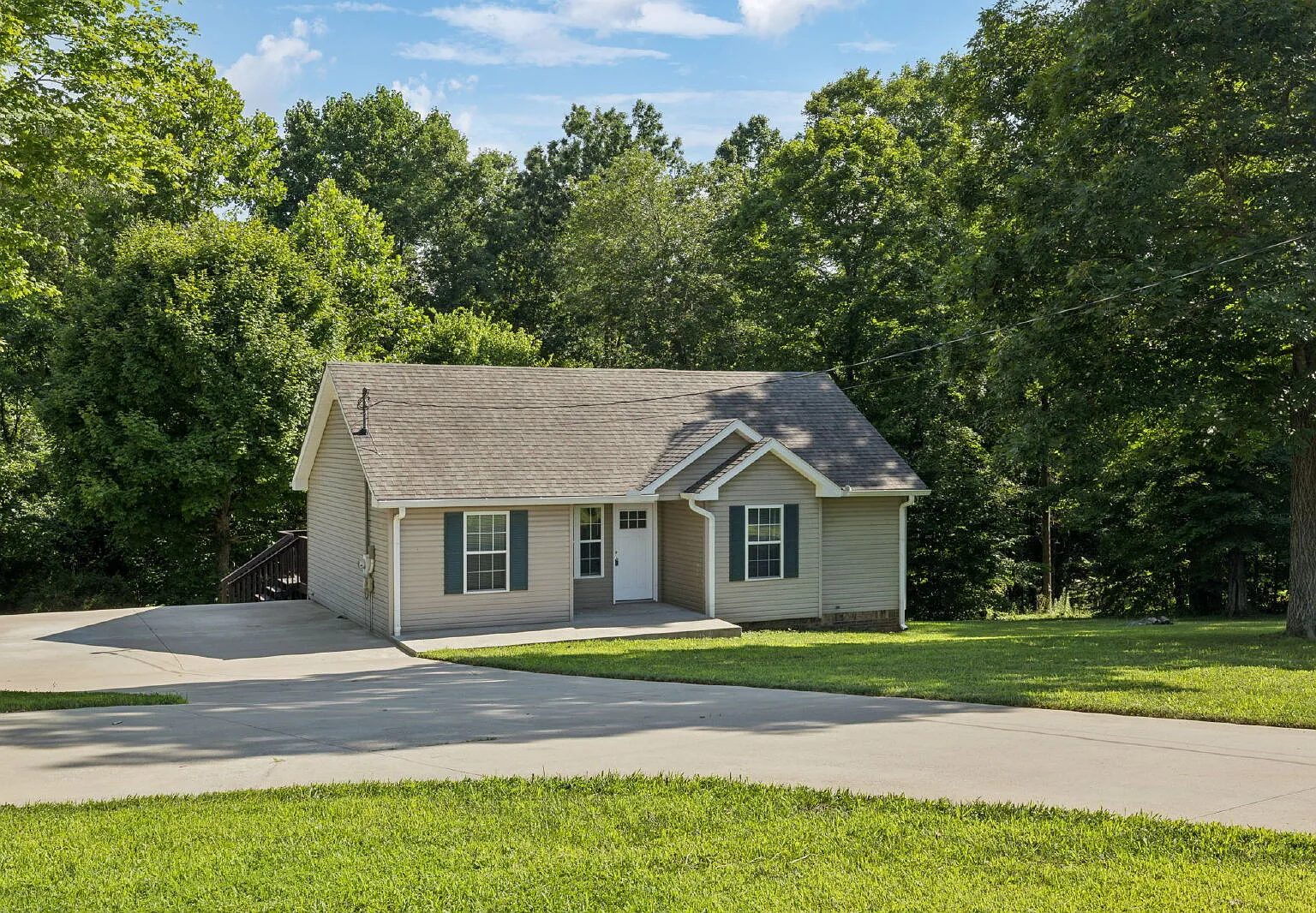 3 bed, 2.0 bath, 1372 sqft, $1,600 — Photo 2