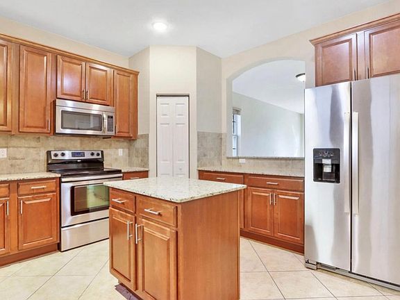 3rd image of 615 Dakota Dr #615