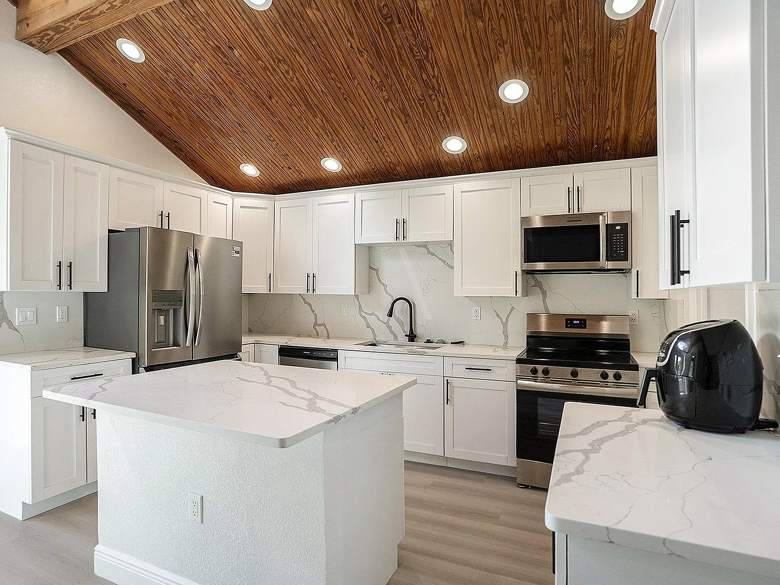4 bed, 3.0 bath, 2371 sqft, $806 — Photo 3