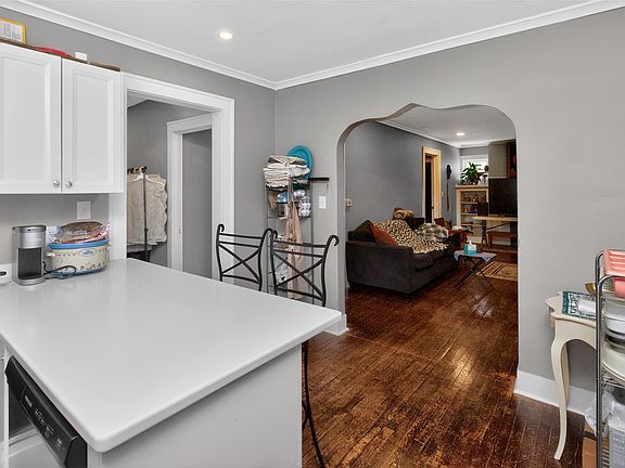 4th image of 328 Forest Ave