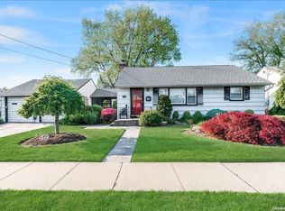 23 Dakota St, Hicksville, NY 11801