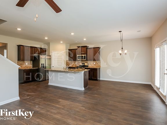 5th image of 2102 Massey Ln