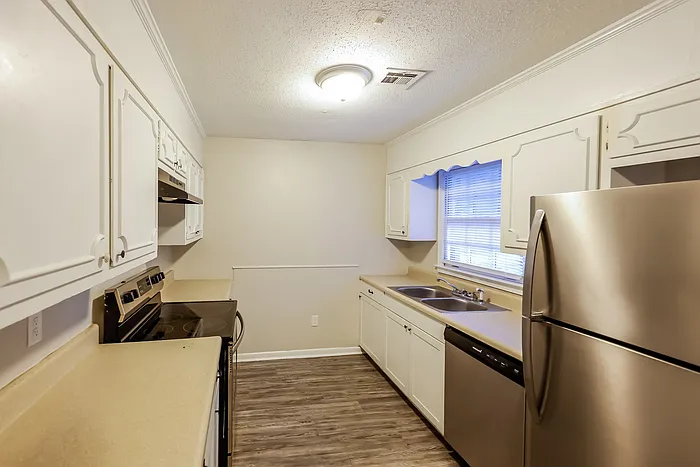 323 N Burbank Dr — Photo 4
