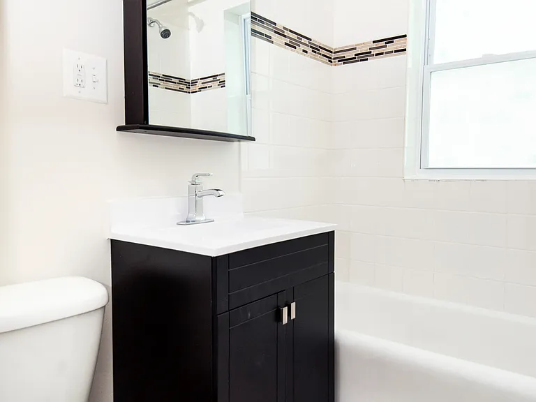 3819.5 N Greenview Ave #3W — Photo 2