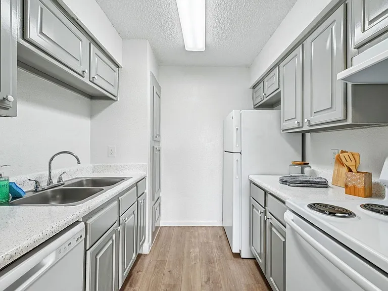 Pine Creek Apartments — Photo 19