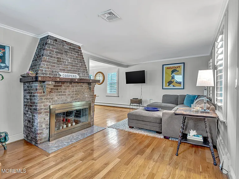 370 E Main St — Photo 8