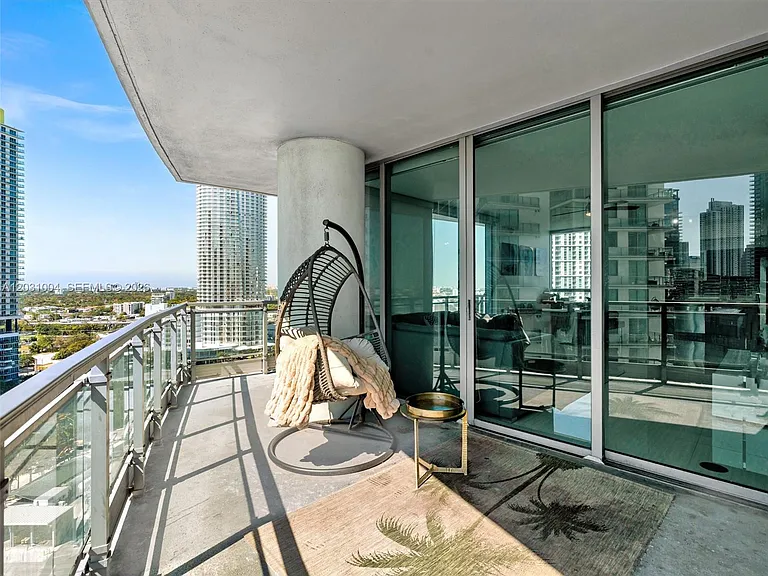 90 SW 3rd St #2013 — Photo 4