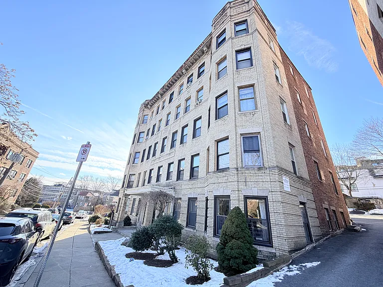 Strathmore Road Apartments — Photo 3