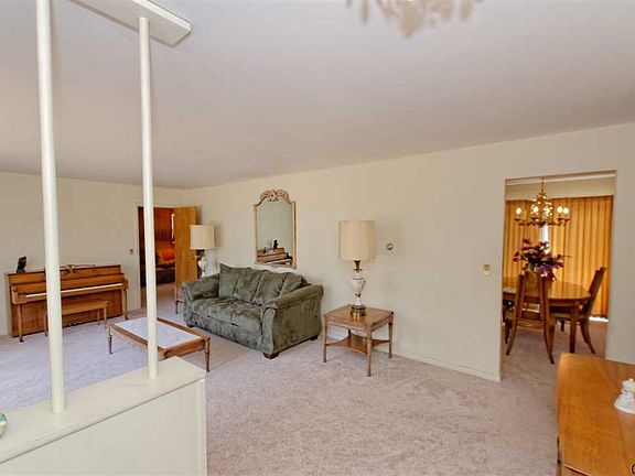 3rd image of 48 Hemlock Dr