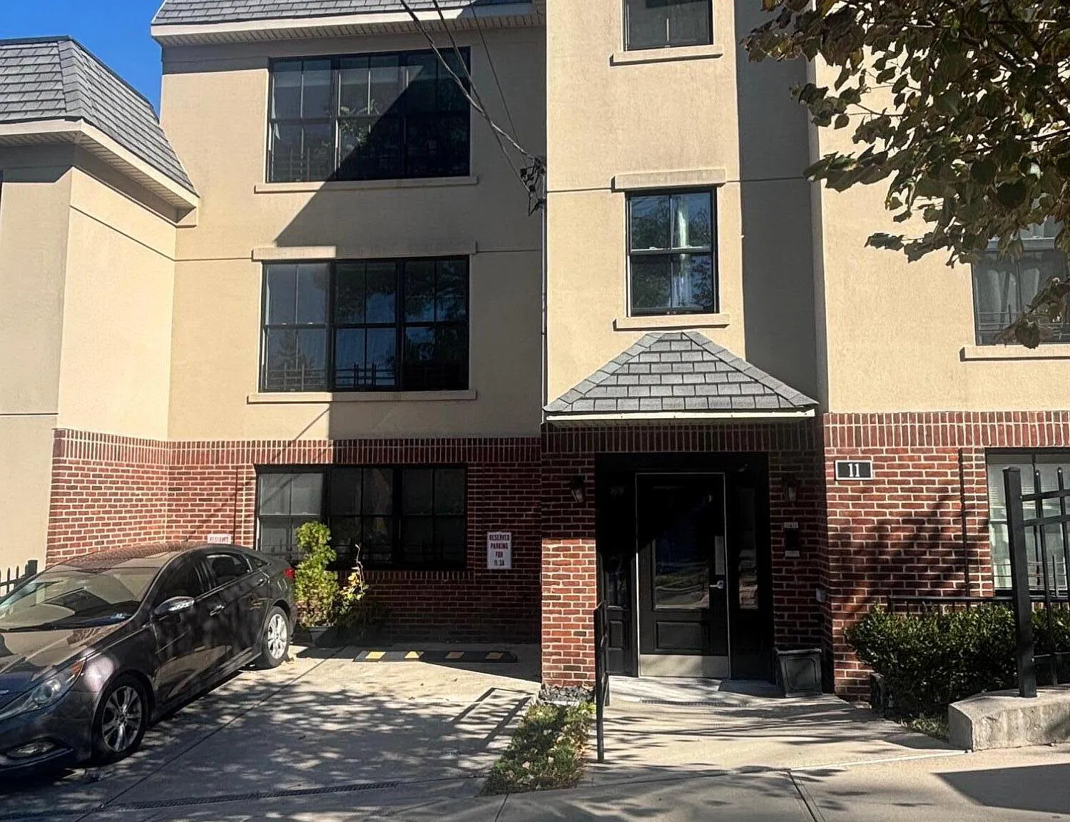 3 bed, 2.0 bath, 1050 sqft, $3,200 — Photo 1