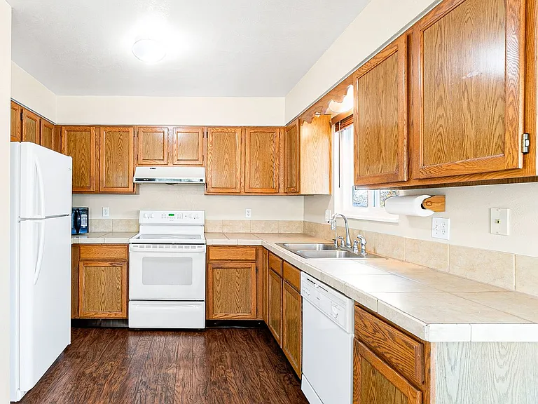 1405 S Sierra Dr — Photo 8