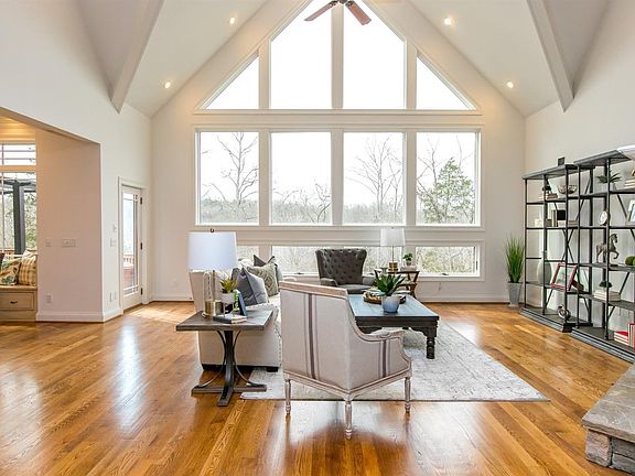 4th image of 360 Avawam Dr