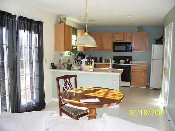 Kitchen w/ Breakfast Area