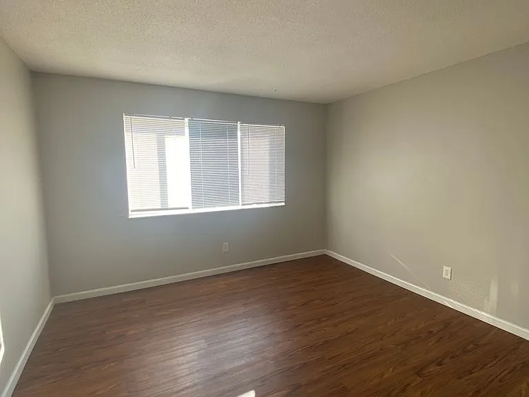 1 Bed/1 Bath Apartment off Hampton Ave! — Photo 20