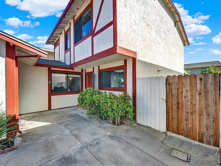 925 Brandon Way — Photo 3