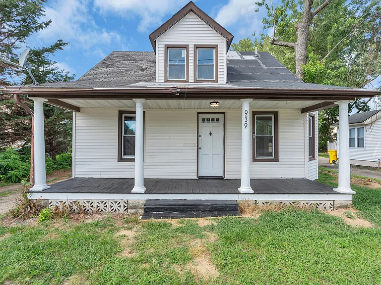 939 E County Line Rd — Photo 19