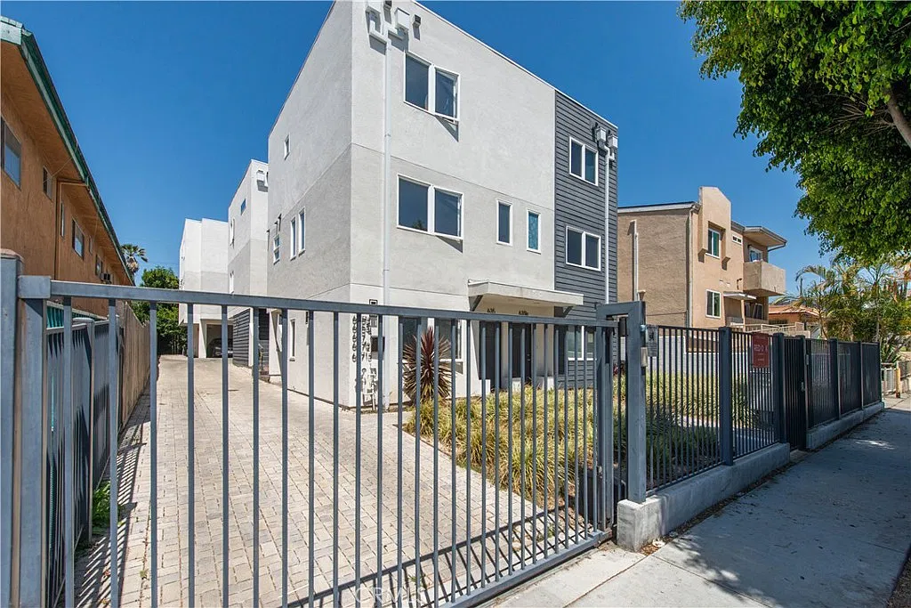 Studio, 300 sqft, $1,695 — Photo 1