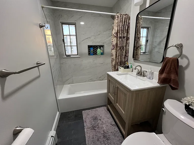 Full bathroom (first floor)