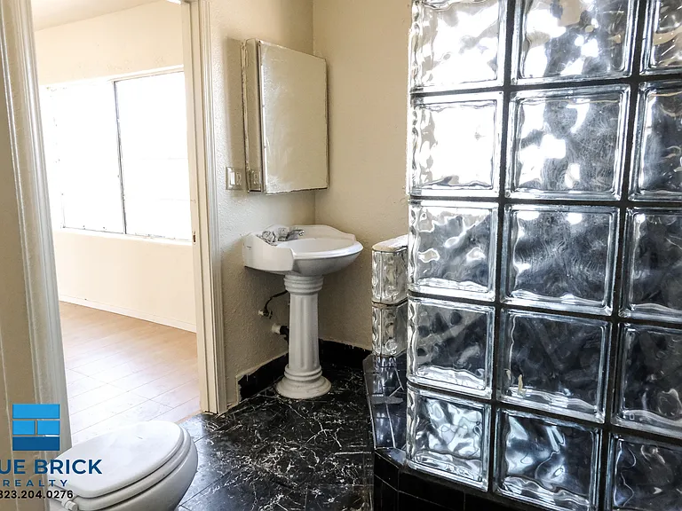 1401 W 53rd St — Photo 8