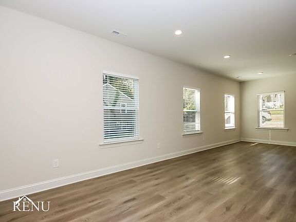4th image of 421 W Sharpe St