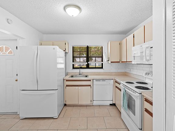3rd image of 601 SW Ester Avenue