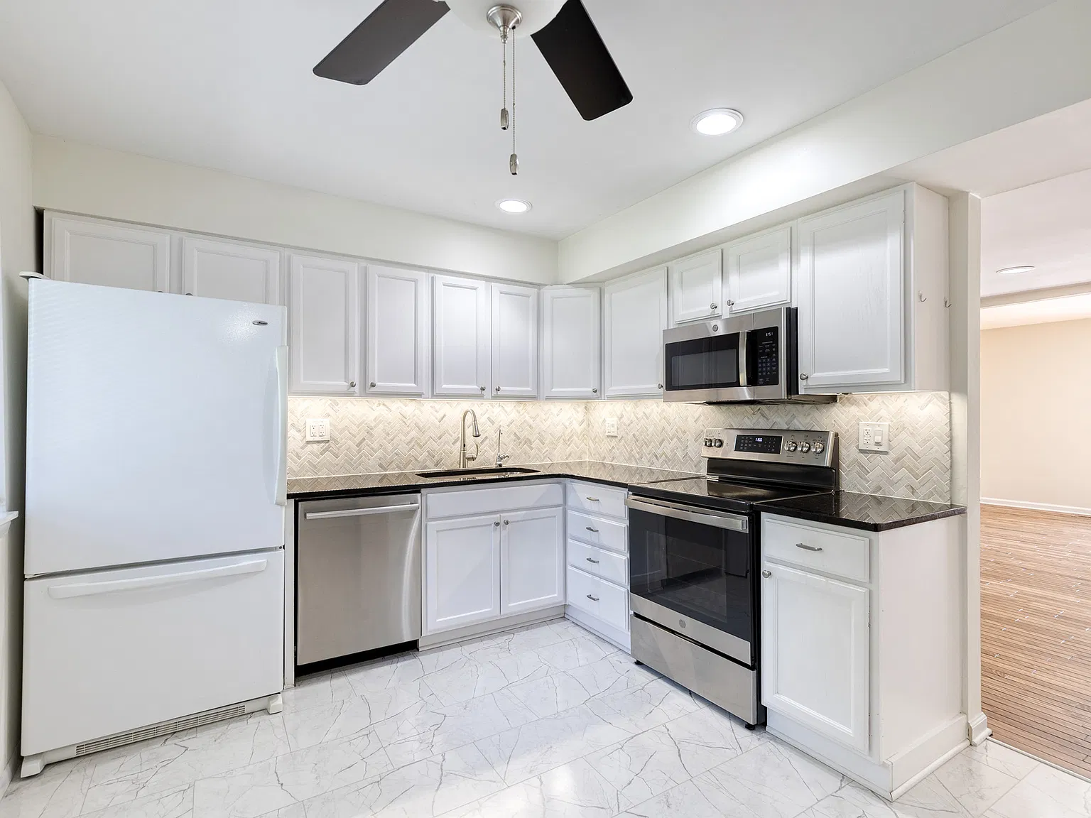 4 bed, 2.5 bath, 2154 sqft, $3,200 — Photo 2
