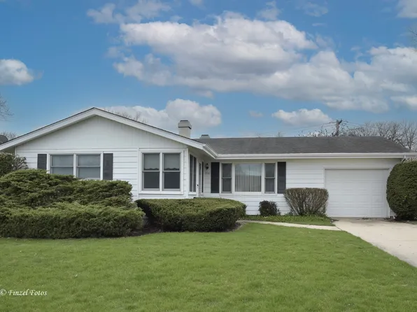 560 Martin Dr, South Elgin, IL 60177