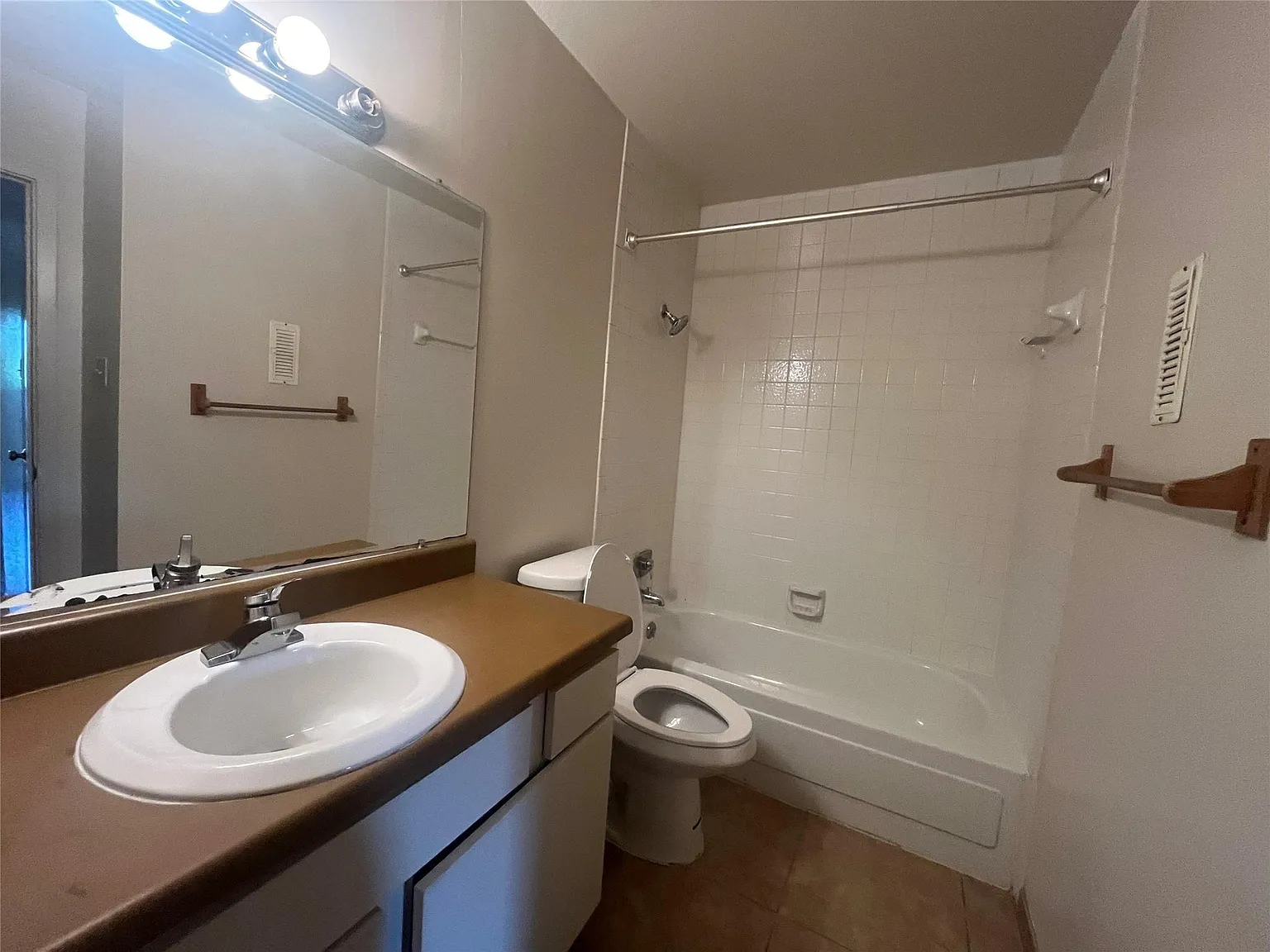 3 bed, 2.0 bath, 1500 sqft, $1,800 — Photo 4