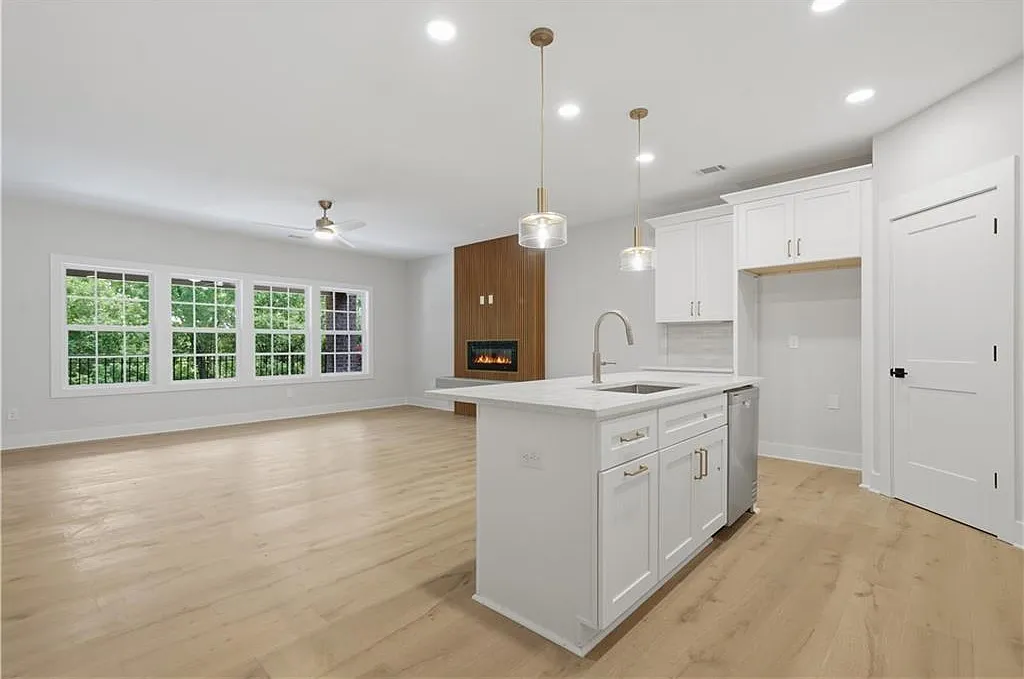 4 bed, 3.5 bath, 2299 sqft, $3,000 — Photo 1