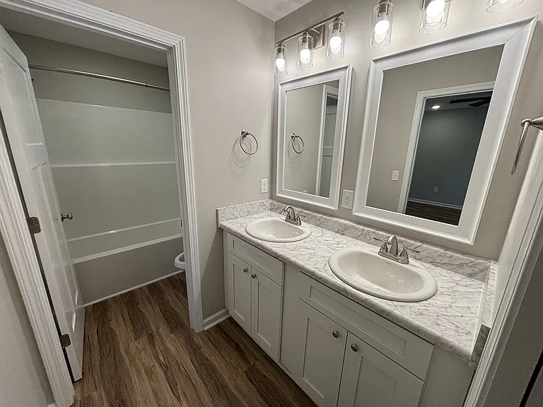 633 Clary St — Photo 9