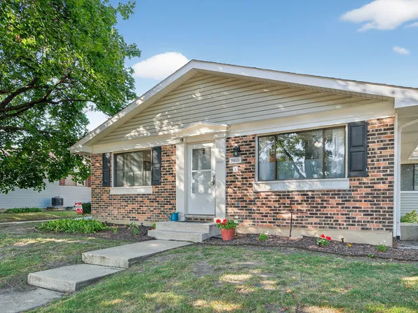 29W574 Winchester Cir N Unit 1, Warrenville, IL 60555