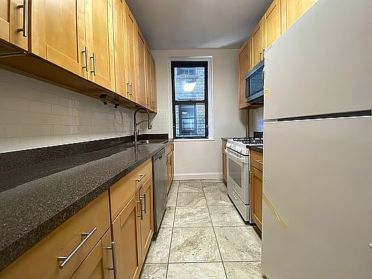 4th image of 824 W 176th St #3T