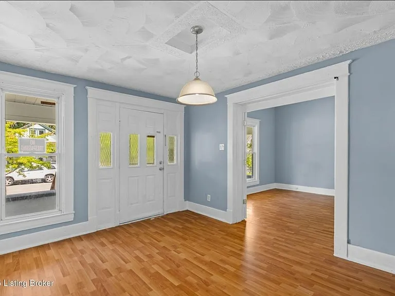 2220 W Oak St — Photo 2
