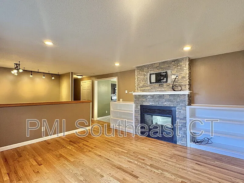 4 bed, 2.0 bath, 2092 sqft, $3,390 — Photo 3