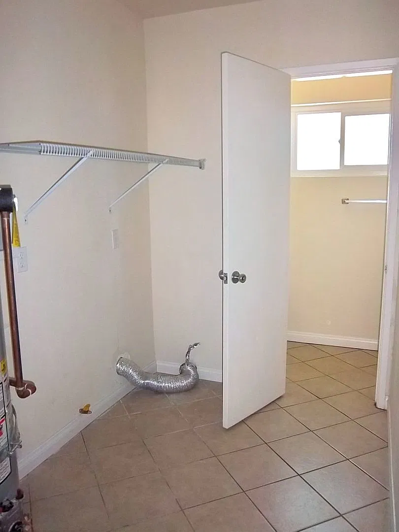 Beautiful Spacious 4 Bedroom Home With Garage with Air Conditioning! — Photo 3