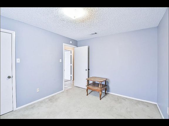 5th image of 612 N Elkhart Ave