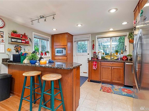 5th image of 6711 Soundview Dr NE