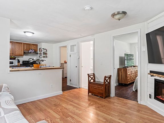 5th image of 584 Chestnut Hill Road