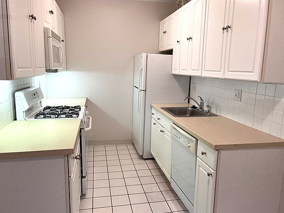 4th image of 854 Massachusetts Ave APT 4