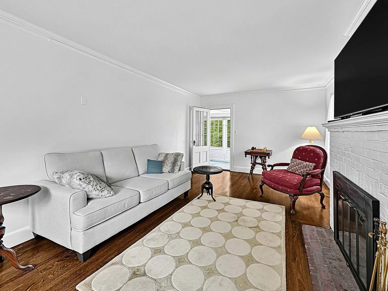 4 bed, 1.5 bath, 1850 sqft, $5,600 — Photo 2