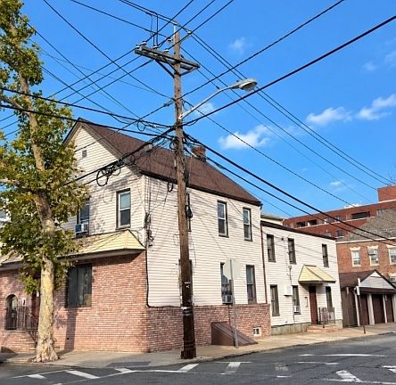 2nd image of 15 Hensler St