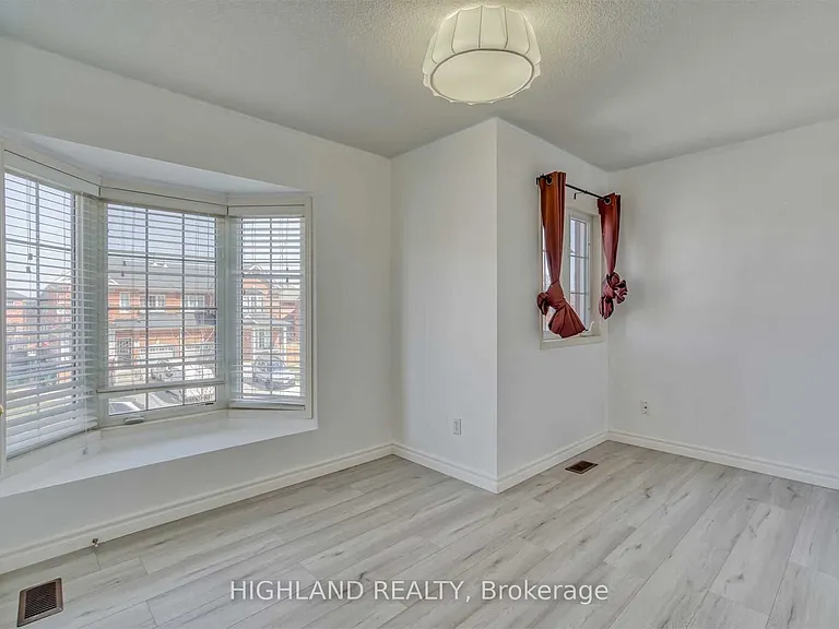 763 Millworks Cres — Photo 7